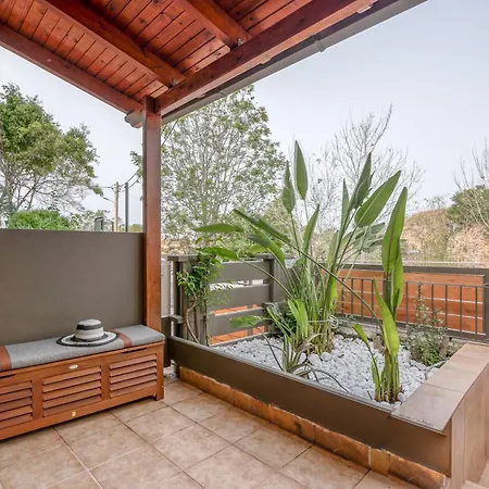 Modern 2 With A Yard Apartment *